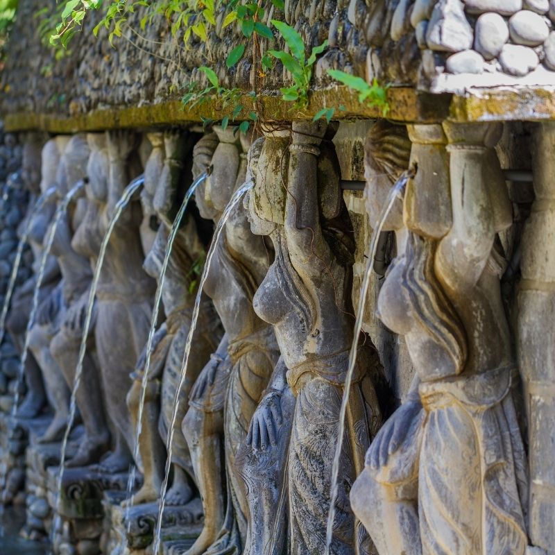 Tượng cô gái đổ nước