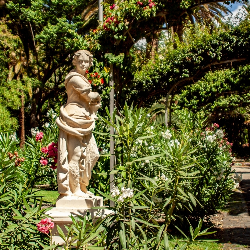 Tượng cô gái vác lu