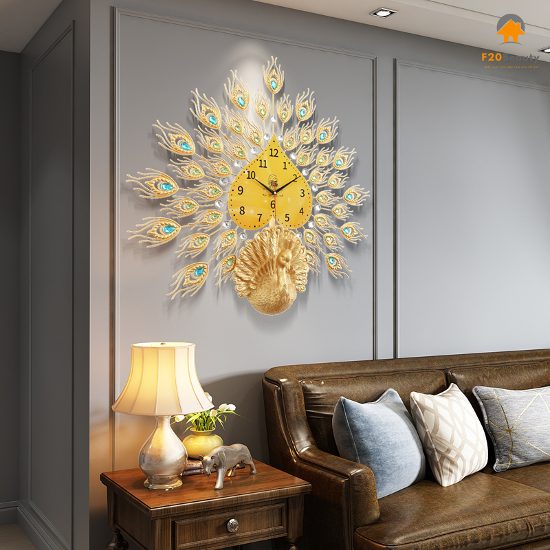 Đồng hồ con công treo tường Golden Jully trang trí không gian phòng khách sang trọng