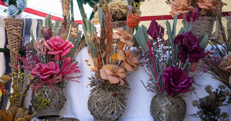 Hoa giả rất dễ dàng vệ sinh, lau chùi