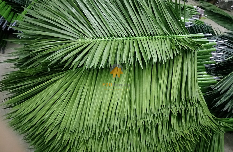 Thân cây dừa giống cây dừa thật hoặc nhân tạo bằng gỗ hoặc nhựa, cành lá dừa