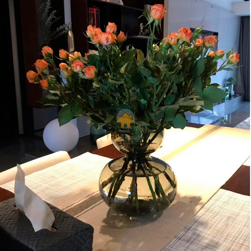 Bình thủy tinh miệng rộng xám cắm hoa hồng