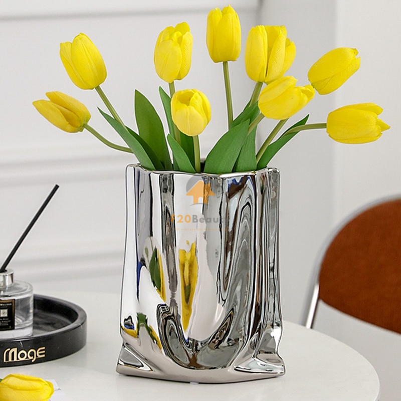 Bình gốm sứ mạ bạc cắm hoa Velios kết hợp hoa Tulip vàng