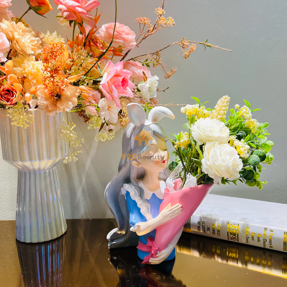 Tượng cô gái Cotillard cắm hoa decor không gian nội thất