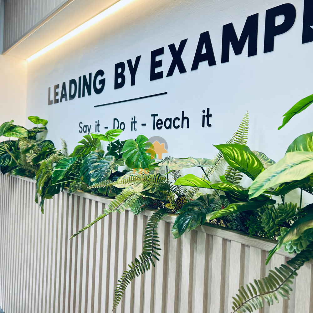 Thi công bục cây giả decor văn phòng đẹp như thật tại Quận 2