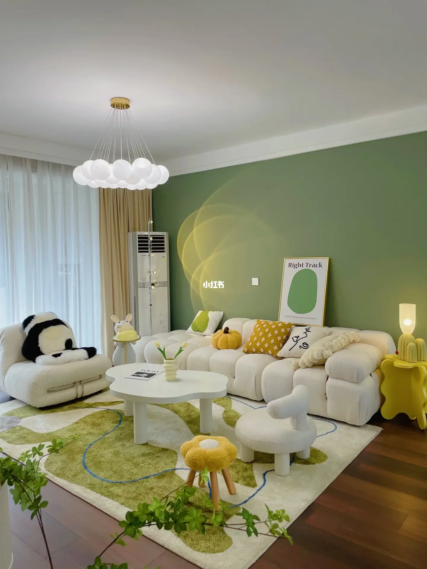 Nhà được trang trí với tông xanh lá