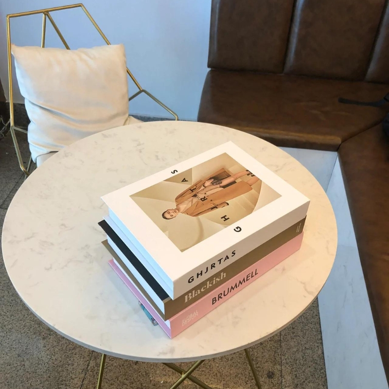 Sách mô hình trưng bày trên bàn trà