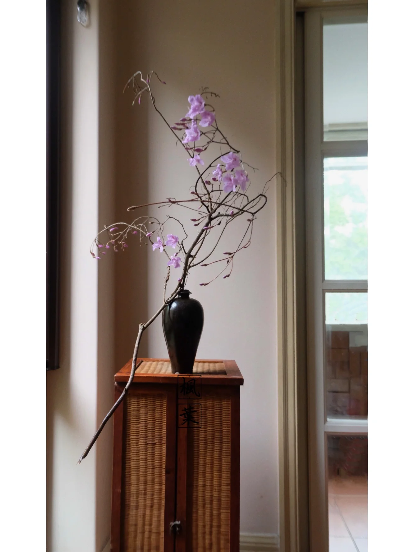 Bình hoa đỗ quyên trong trang trí phong thủy