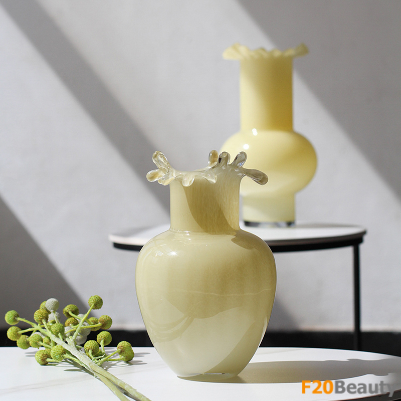 Bình thủy tinh cắm hoa hồng vàng nhạt - Sắc vàng tinh tế trong trang trí nội thất