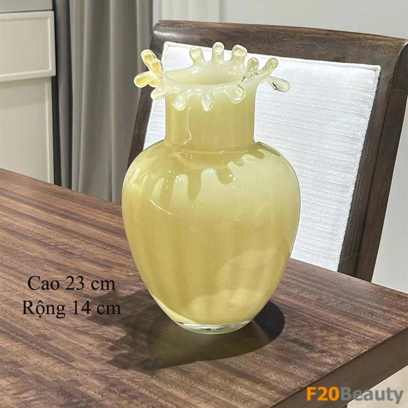 Bình thủy tinh cắm hoa hồng vàng nhạt - Sự hòa quyện giữa sự tinh tế và sự ấm áp