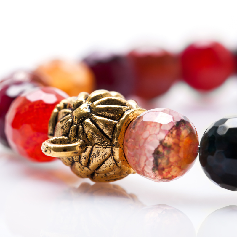 Mệnh Hỏa tương ứng với màu sắc rực rỡ, ấm áp như đỏ