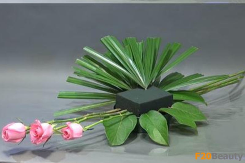 Cắm xen kẽ hoa hồng với các cành lá trang trí đi kèm