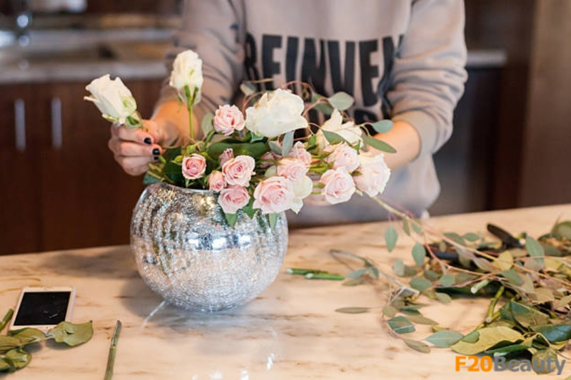 Cắm hoa hồng bằng lọ thủy tinh