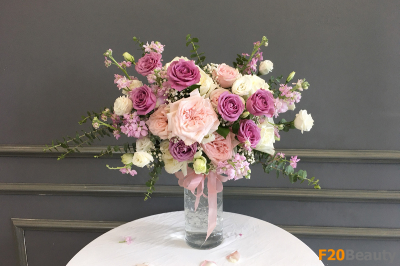 Cắm lọ hoa cổ cao yêu cầu sự tỉ mỉ, khéo léo của người làm