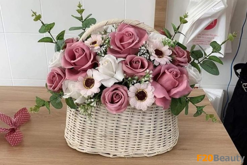 Dùng giỏ hoặc lẵng hoa để trang trí