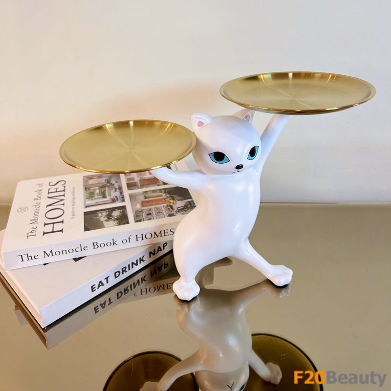 Tượng mèo 2 tay bê đĩa trên kệ sách: thêm chút hài hước vào không gian đọc