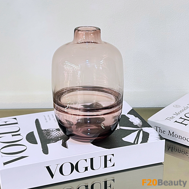 Bình thấp hồng trang trí trên bàn đậm chất Romantic