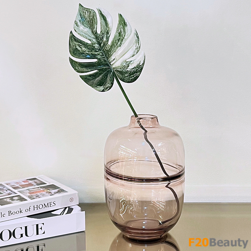 Bình trung hồng kết hợp lá Monstra decor không gian nhẹ nhàng, sang trọng