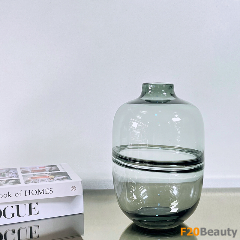 Bình thủy tinh trung màu đen trang trí không gian phòng khách