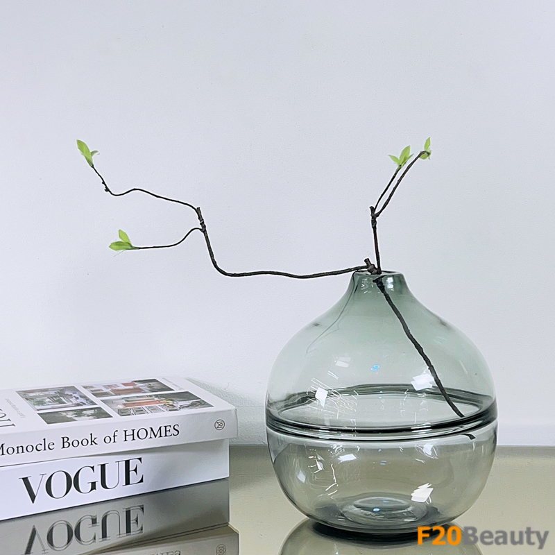 Bình trung loại 2 màu đen với miệng nhỏ, kết hợp cành lá tạo nên một không gian sang trọng