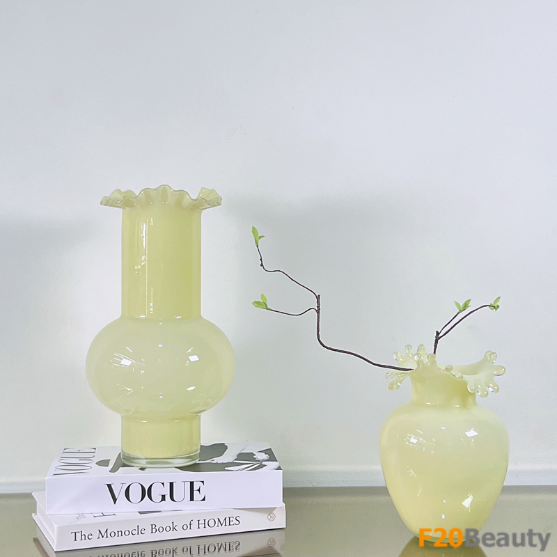 Bình thủy tinh cắm hoa hồng vàng nhạt