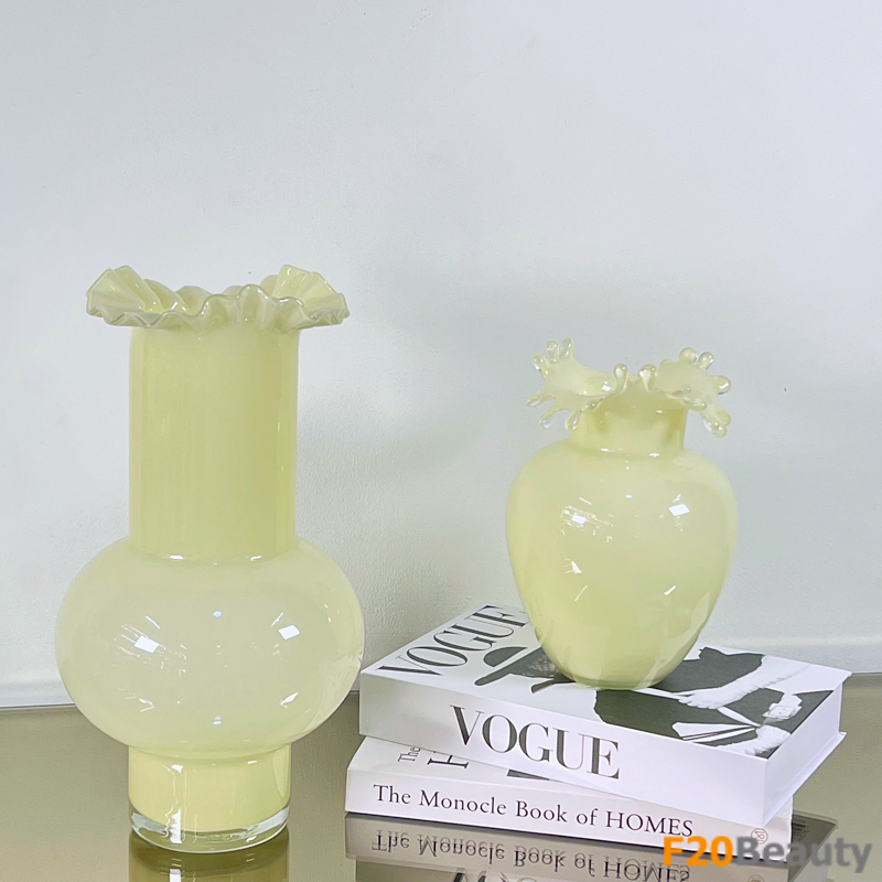 Bình thủy tinh cắm hoa hồng vàng nhạt trang trí không gian nội thất