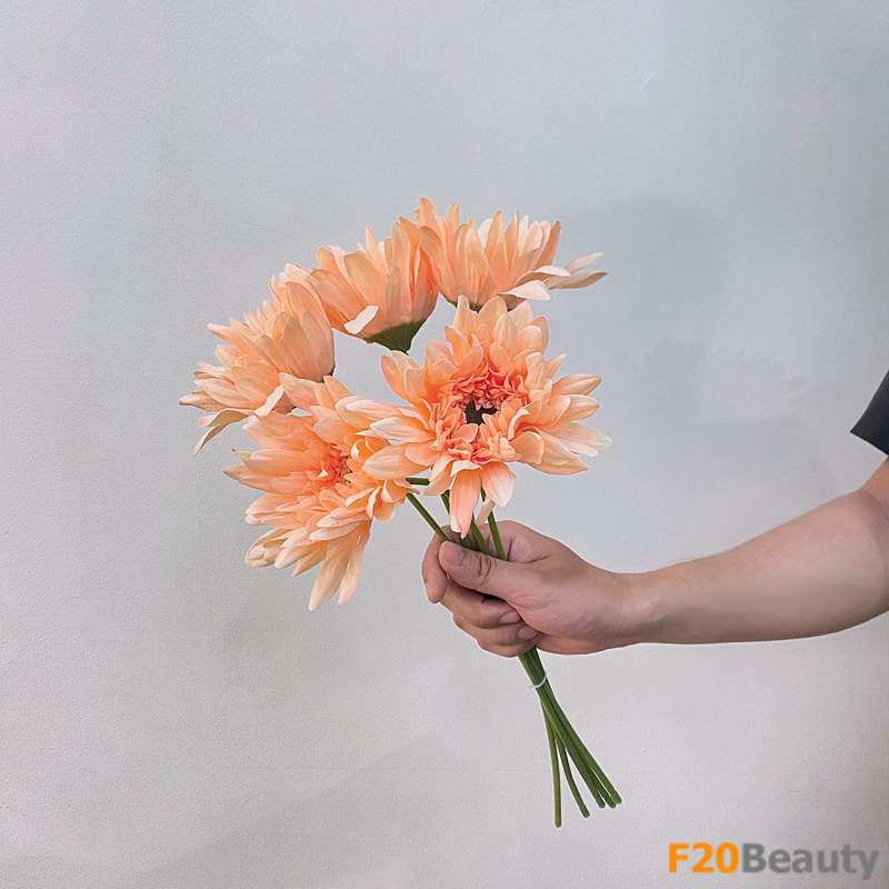 Sự sang trọng trong từng chi tiết: Hoa cúc nữ hoàng màu cam