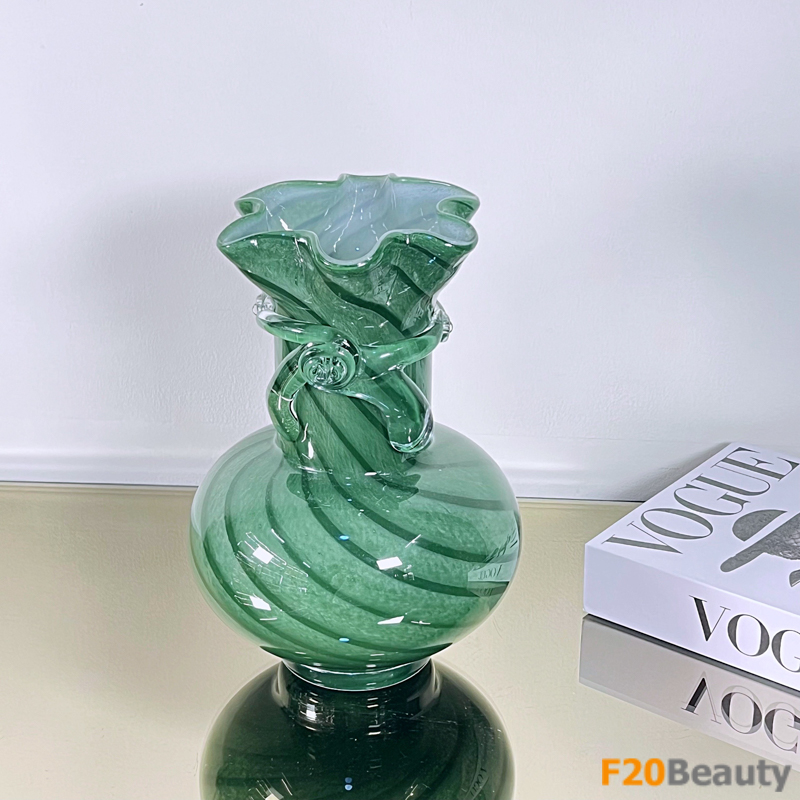 Veronique: Bình thủy tinh cắm hoa xanh lục tạo điểm nhấn đầy tinh tế