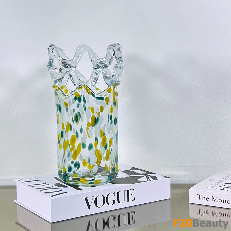 Bình thủy tinh hình quai xách mang vẻ đẹp phong cách Bắc Âu