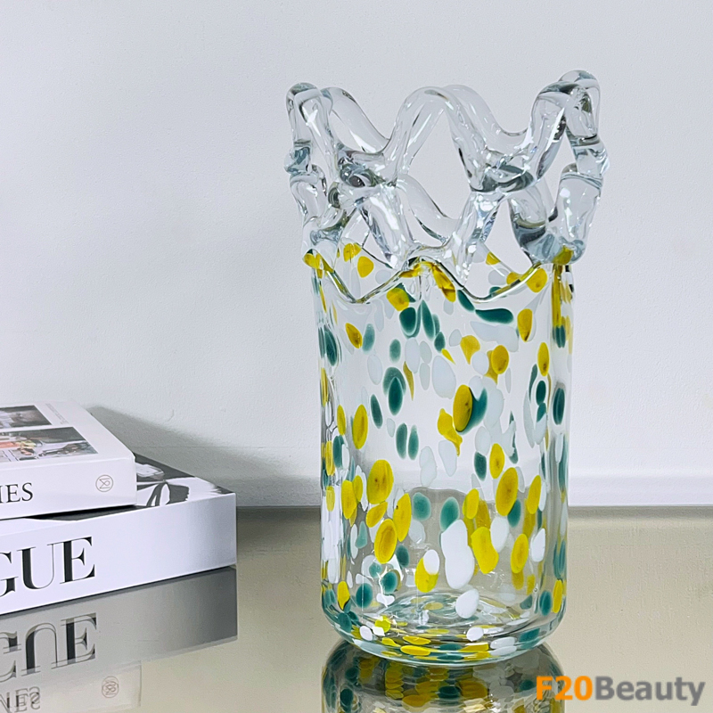 Chi tiết lọ thủy tinh với màu sắc bắt mắt và quai xách