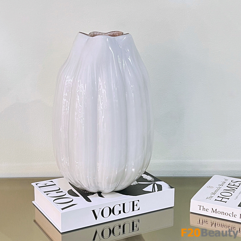 Thiết kế độc đáo: Bình thủy tinh màu trắng với vân sọc