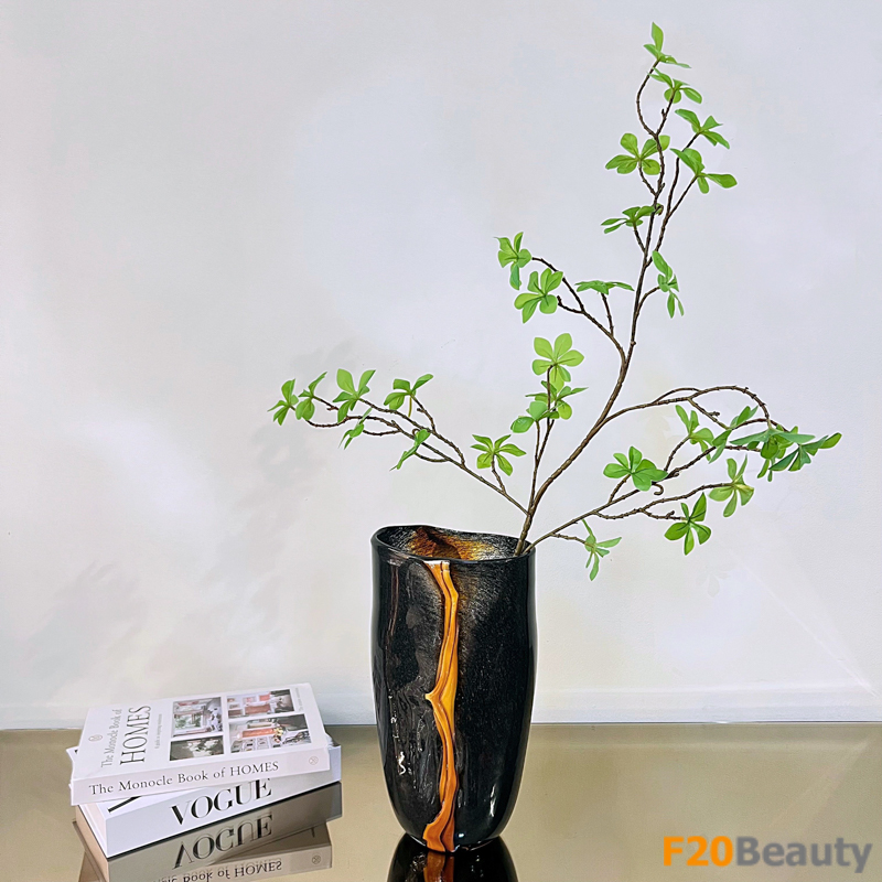 Mirabelle Glass Vase: Sự mới lạ của lọ thủy tinh hình bầu vân sọc