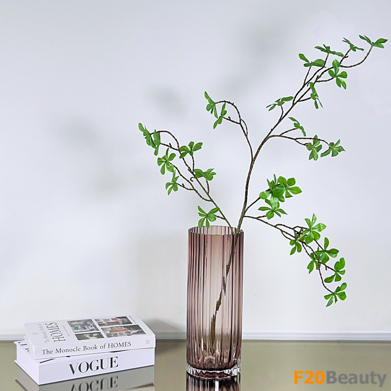 Trang trí phòng khách tinh tế, đơn giản với bình thủy tinh màu hồng vân sọc