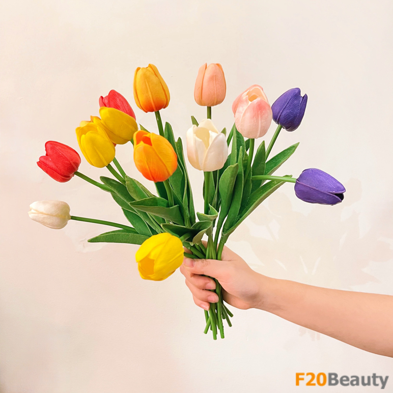 Bó hoa tulip giả với nhiều màu sắc rực rỡ giữa không gian
