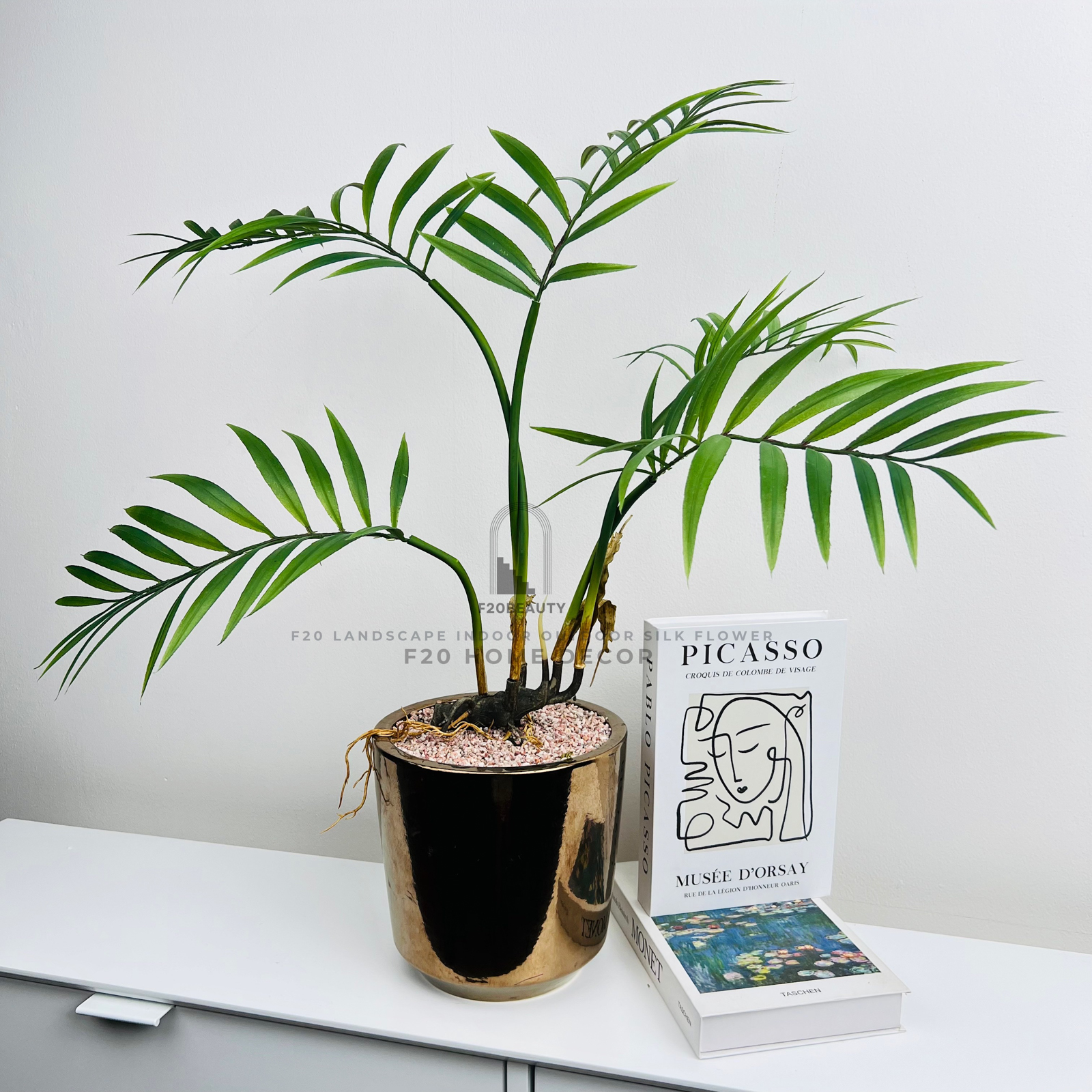 Châu cây cau tiểu trâm giả để bàn điểm nhấn tinh tế cho phòng ngủ