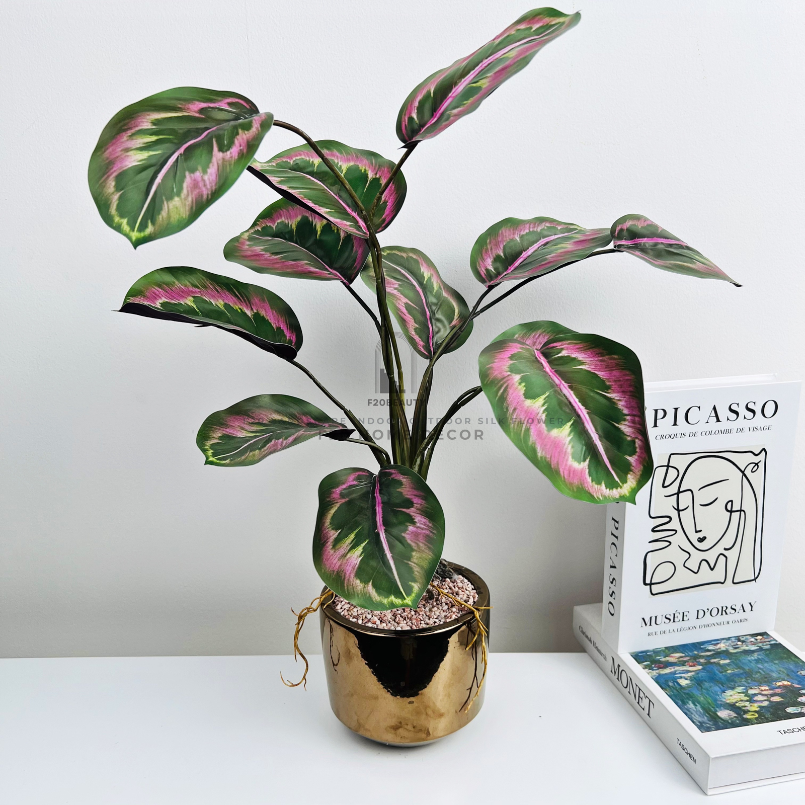 Chậu cây đuôi công tím giả để bàn điểm nhấn tinh tế cho góc làm việc