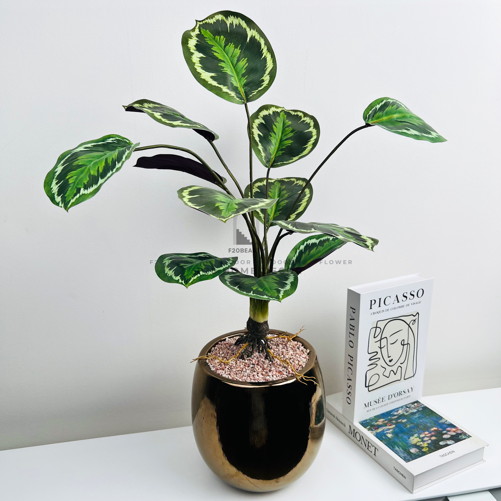 Chậu cây đuôi công xanh giả để bàn tạo ra không gian mát mẻ