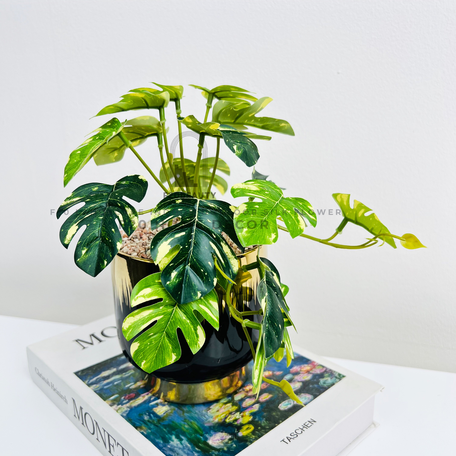 Cây Monstera Swiss Cheese nhỏ giả để bàn tạo ra không mát mẻ