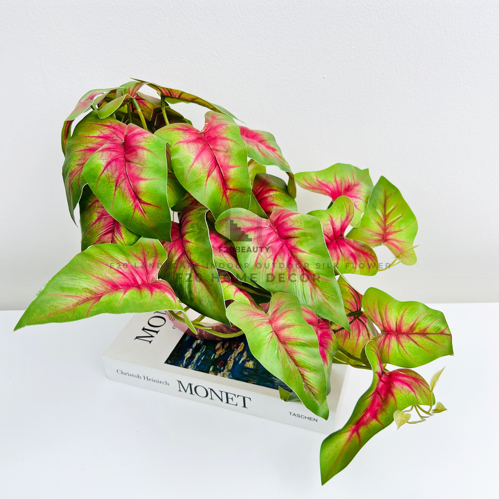 Cây môn Heart of Jesus giả để bàn mang lại vẻ đẹp tự nhiên cho không gian sống