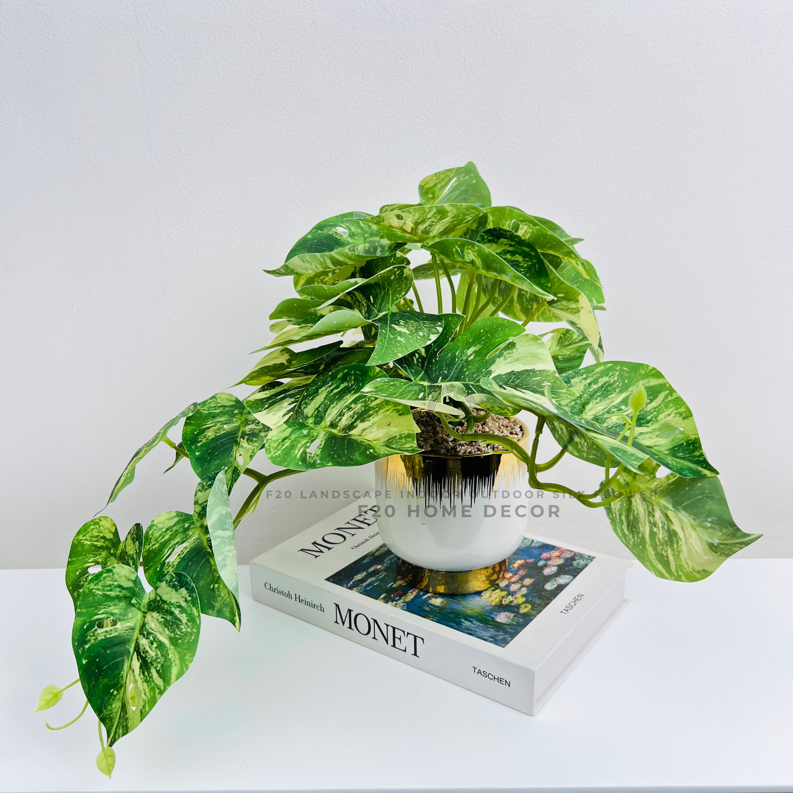 Chậu cây Monstera giả để bàn tạo điểm nhấn cho không gian sống