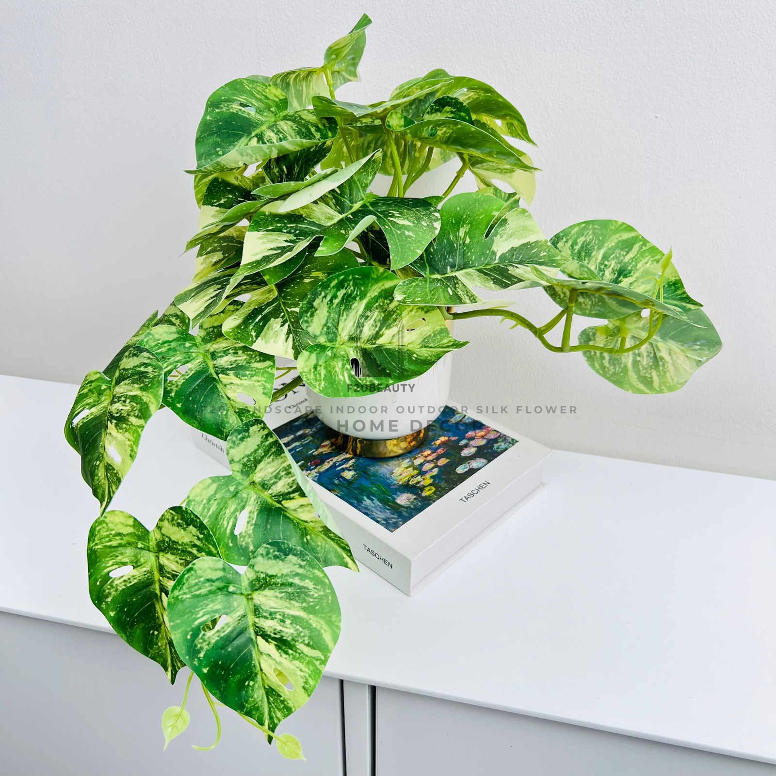 Chậu cây Monstera giả để bàn tạo điểm nhấn cho không gian làm việc