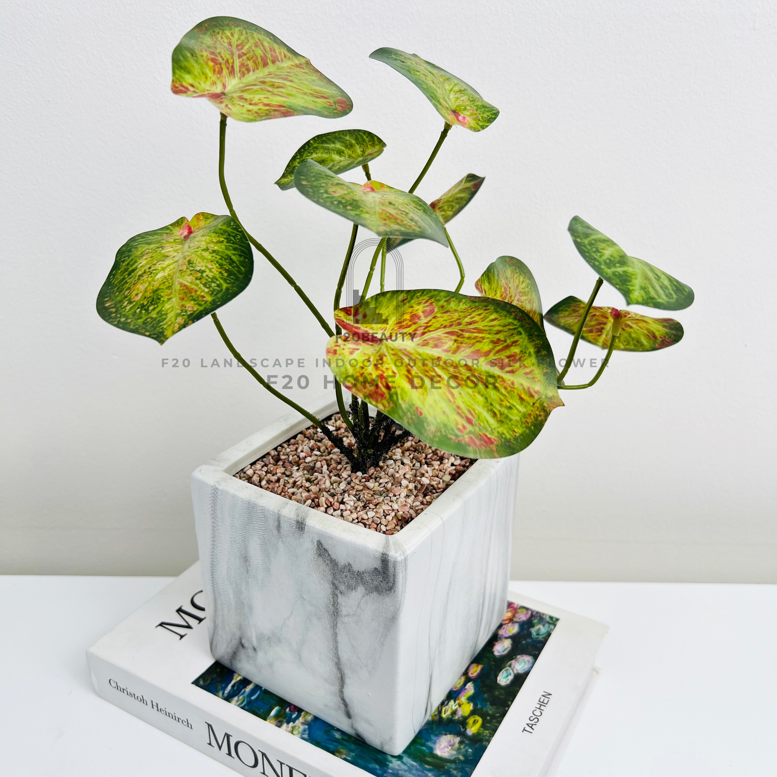 Chậu cây Thiên Thần giả để bàn kèm chậu vuông trắng ở góc làm việc tại không gian sống động