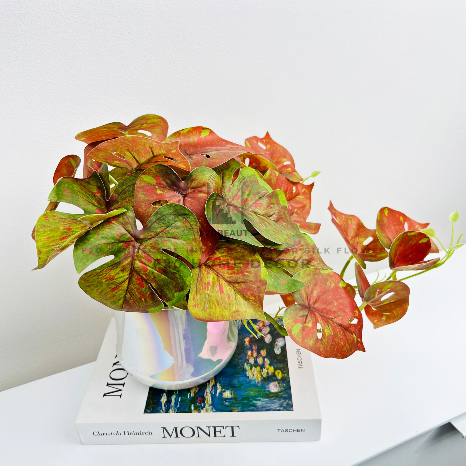 Chậu cây phong lá đỏ giả đề bàn điểm nhấn ở góc phòng làm việc