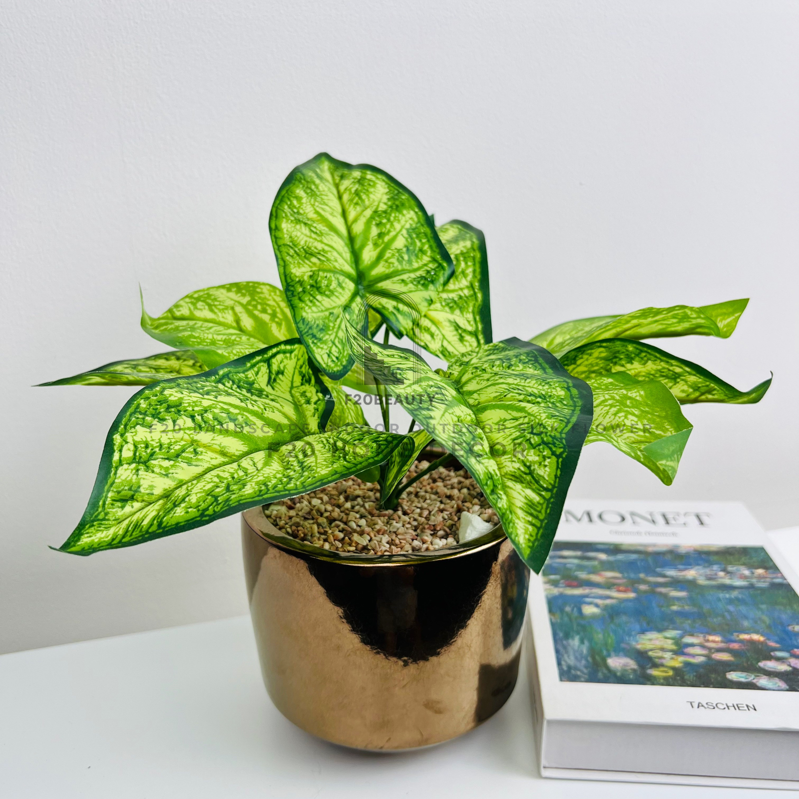 Chậu cây trầu bà giả để bàn tươi mới trong không gian sống