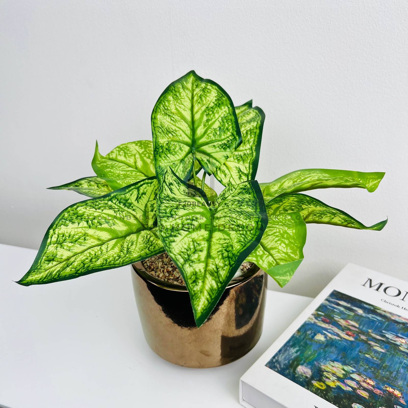 Chậu cây trầu bà giả để bàn là sự lựa chợn hoàn hảo trong không gian làm việc