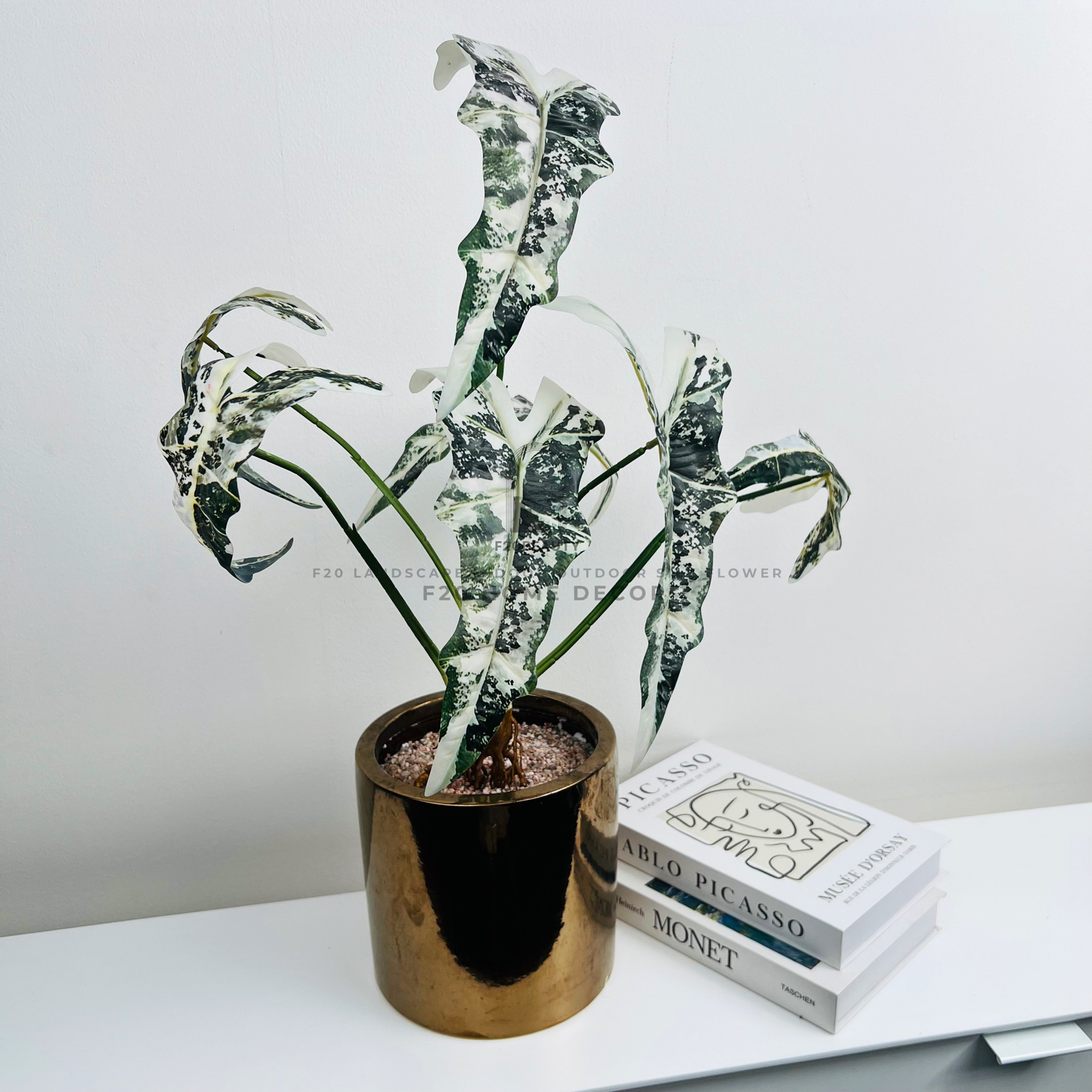 Chậu cây trầu bà quan âm giả để bàn tạo sự tinh khiết cho phòng ngủ