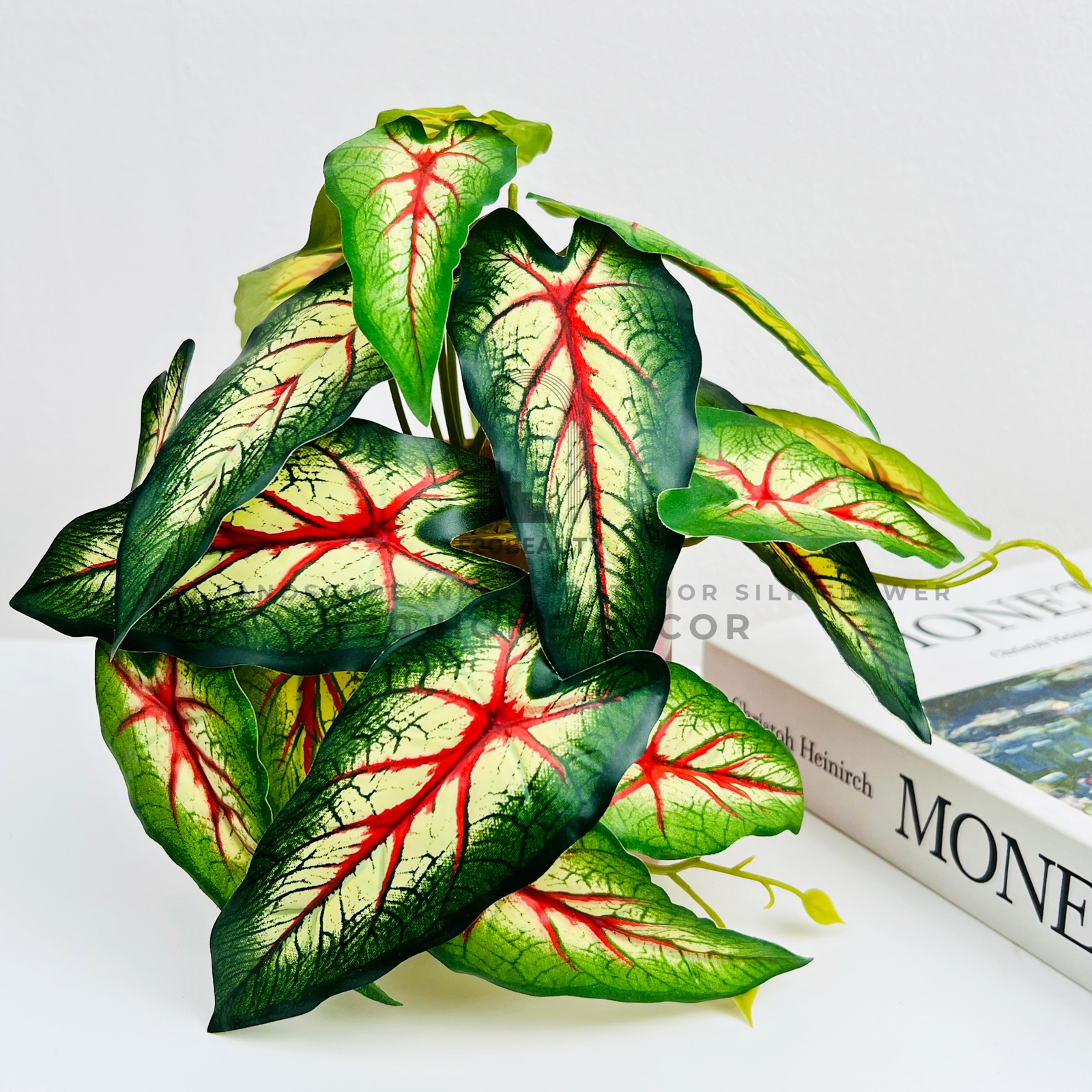 Chậu cây trầu bà tam sắc giả để bàn tạo điểm nhấn cho không gian nội thất