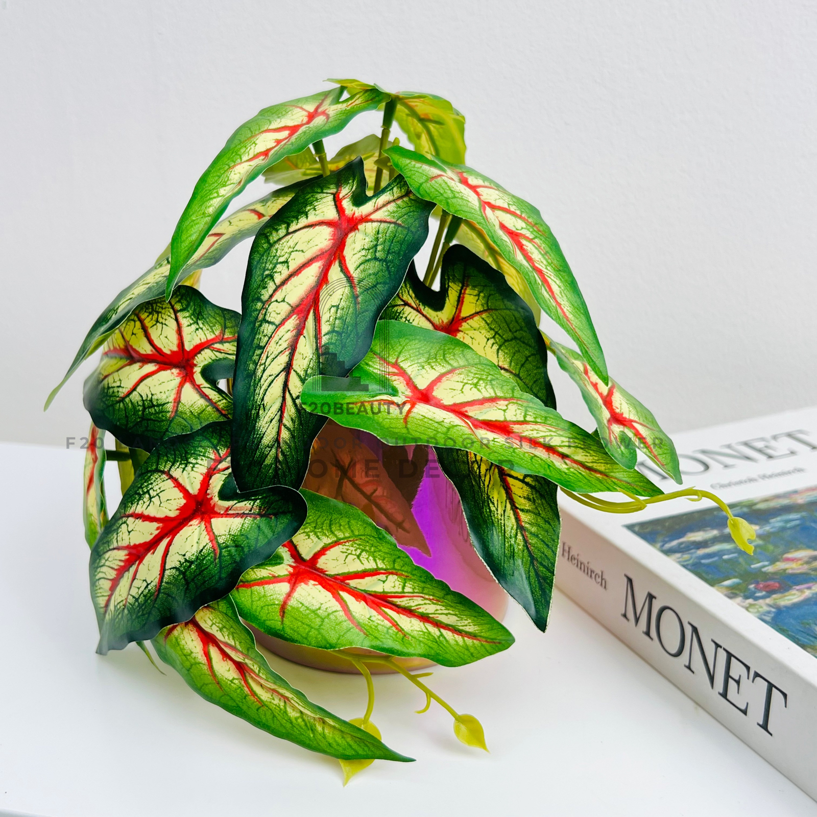 Chậu cây trầu bà tam sắc giả để bàn sắc màu nổi bật cho phòng khách