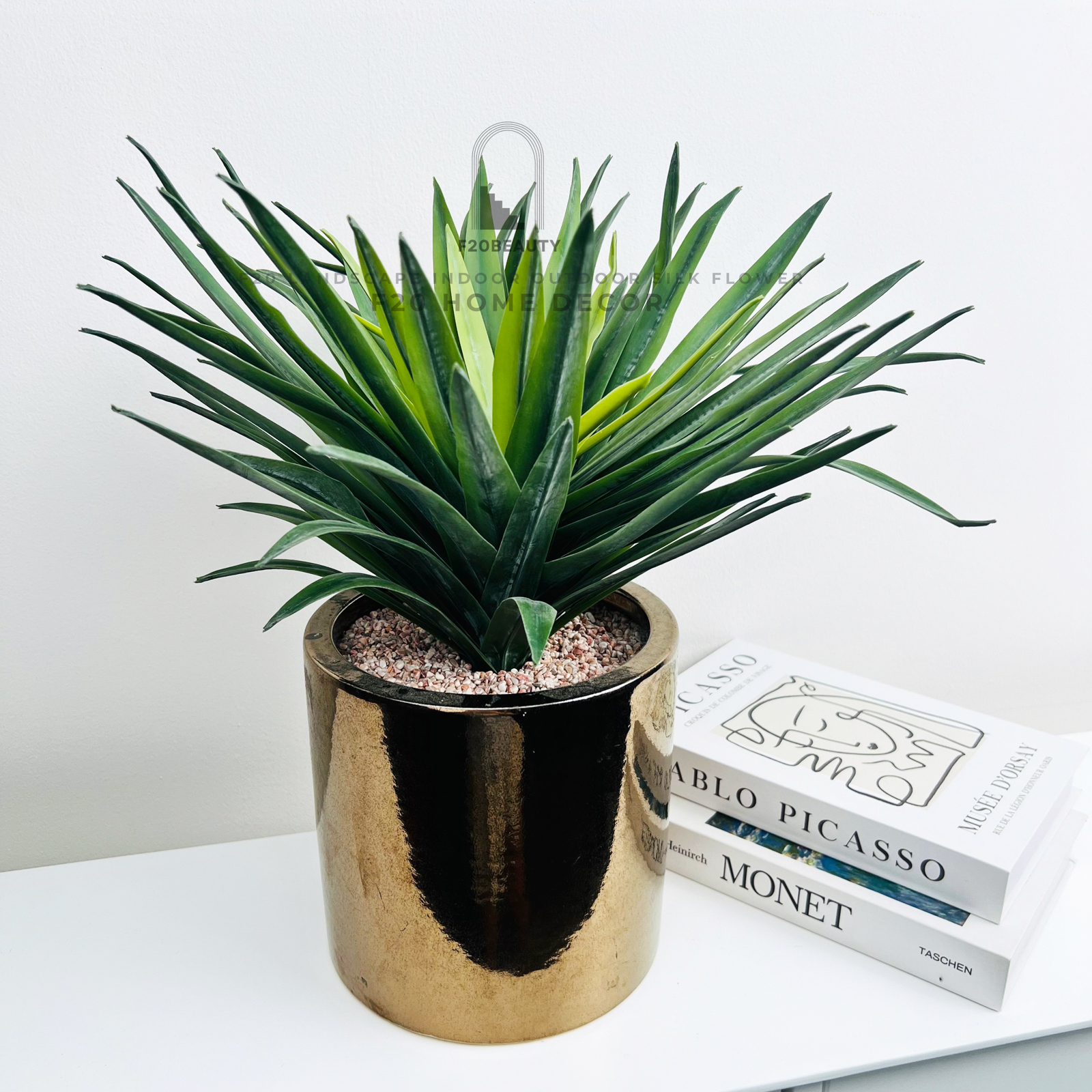 Chậu cây huyết rồng giả để bàn điểm nhấn nghệ thuật trên bàn làm việc