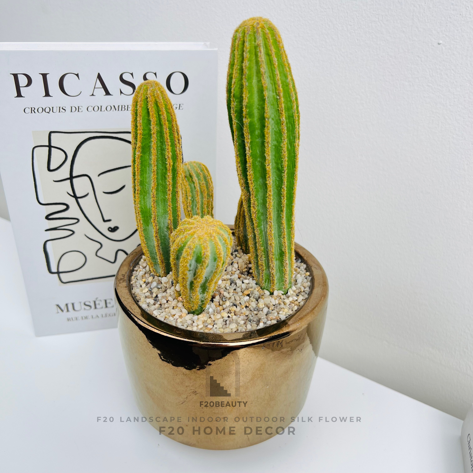 Chậu cây xương rồng giả để bàn điểm nhấn trong phòng khách